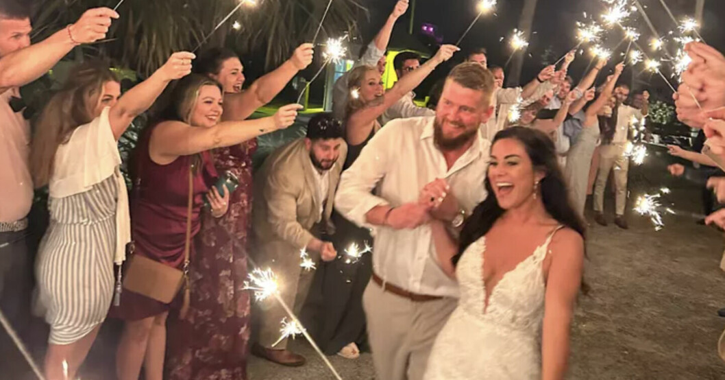 Aric och Samantha gratulerades av flera glada bröllopsgäster. Aric och Samantha gratulerades av flera glada bröllopsgäster.