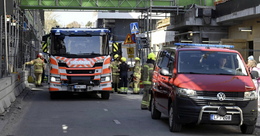 Räddningstjänst vid olycksplatsen i Hagalund i Esbo. Många skolbarn skadades när gångbrons golv kollapsade.