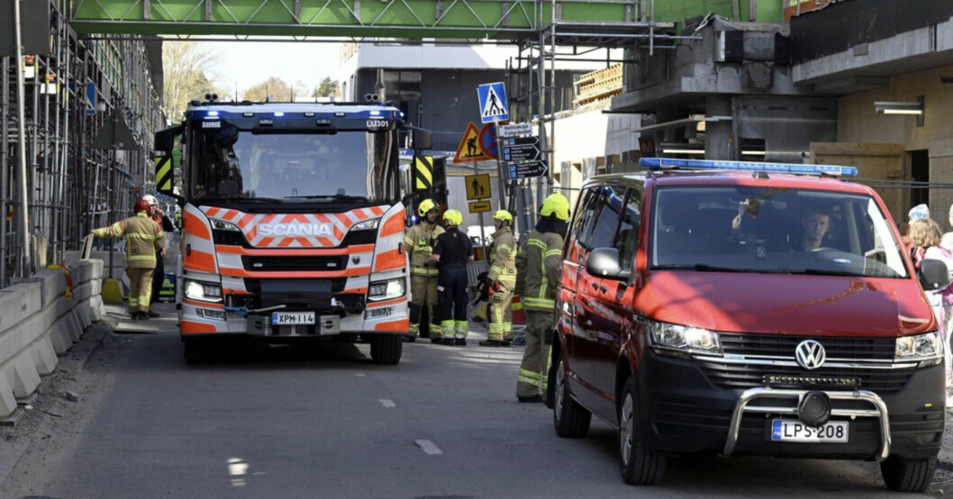 Räddningstjänst vid olycksplatsen i Hagalund i Esbo. Många skolbarn skadades när gångbrons golv kollapsade. Räddningstjänst vid olycksplatsen i Hagalund i Esbo. Många skolbarn skadades när gångbrons golv kollapsade.