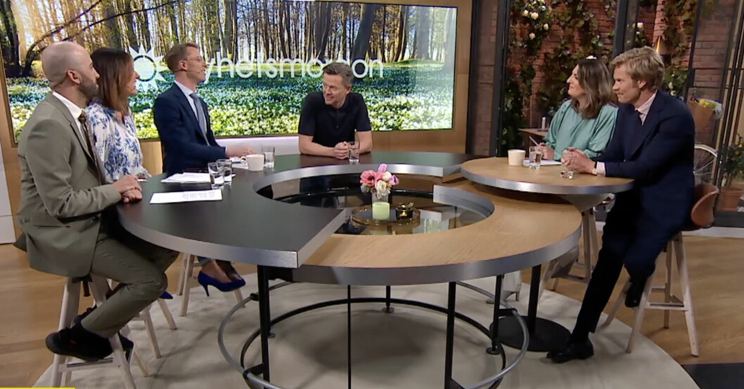 Tv-profilerna diskuterar i sändning.
