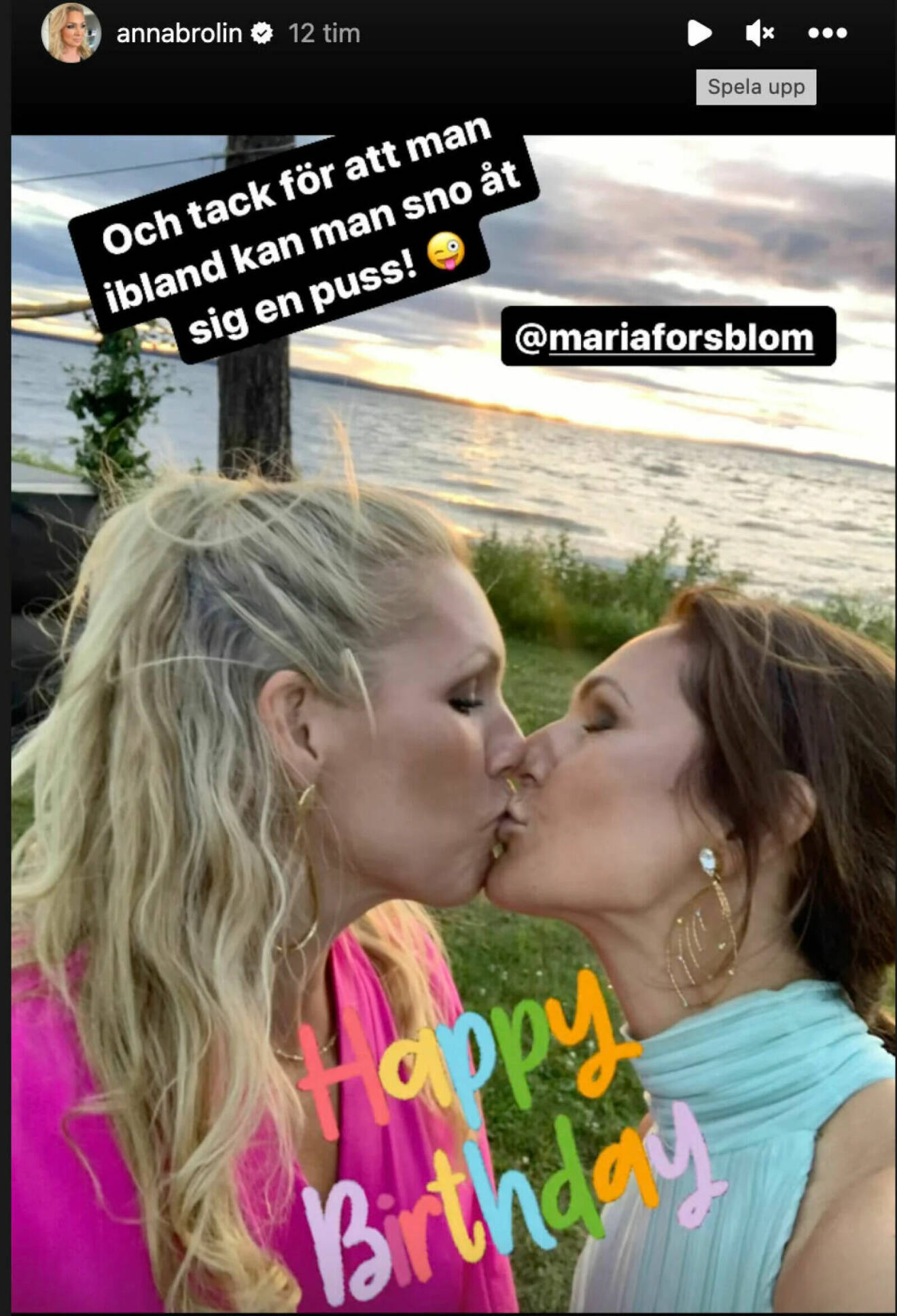 Anna Brolin och Maria Forsblom pussas
