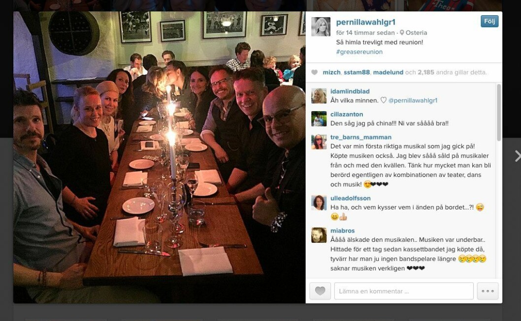 Bilden som Pernilla lade upp sin Instagram där hon kysser Kim Sulocki. Foto: <a href="https://instagram.com/pernillawahlgr1/" target="_blank" rel="noopener">Pernilla Wahlgren/Instagram</a>