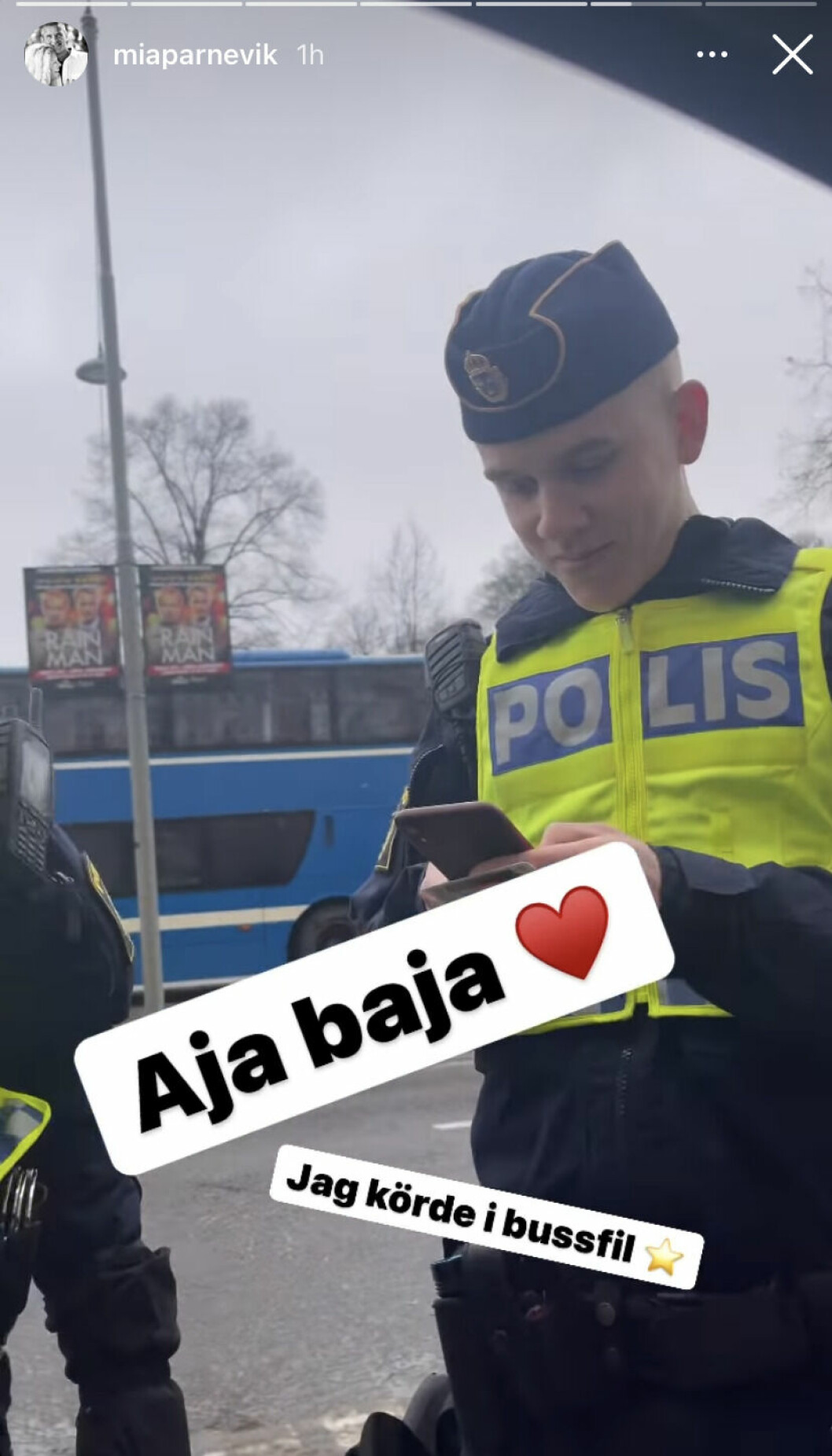 Skärmdump av Mia Parneviks Instagram story där hon berättar om händelsen med polisen. Skärmdump av Mia Parneviks Instagram story där hon berättar om händelsen med polisen.