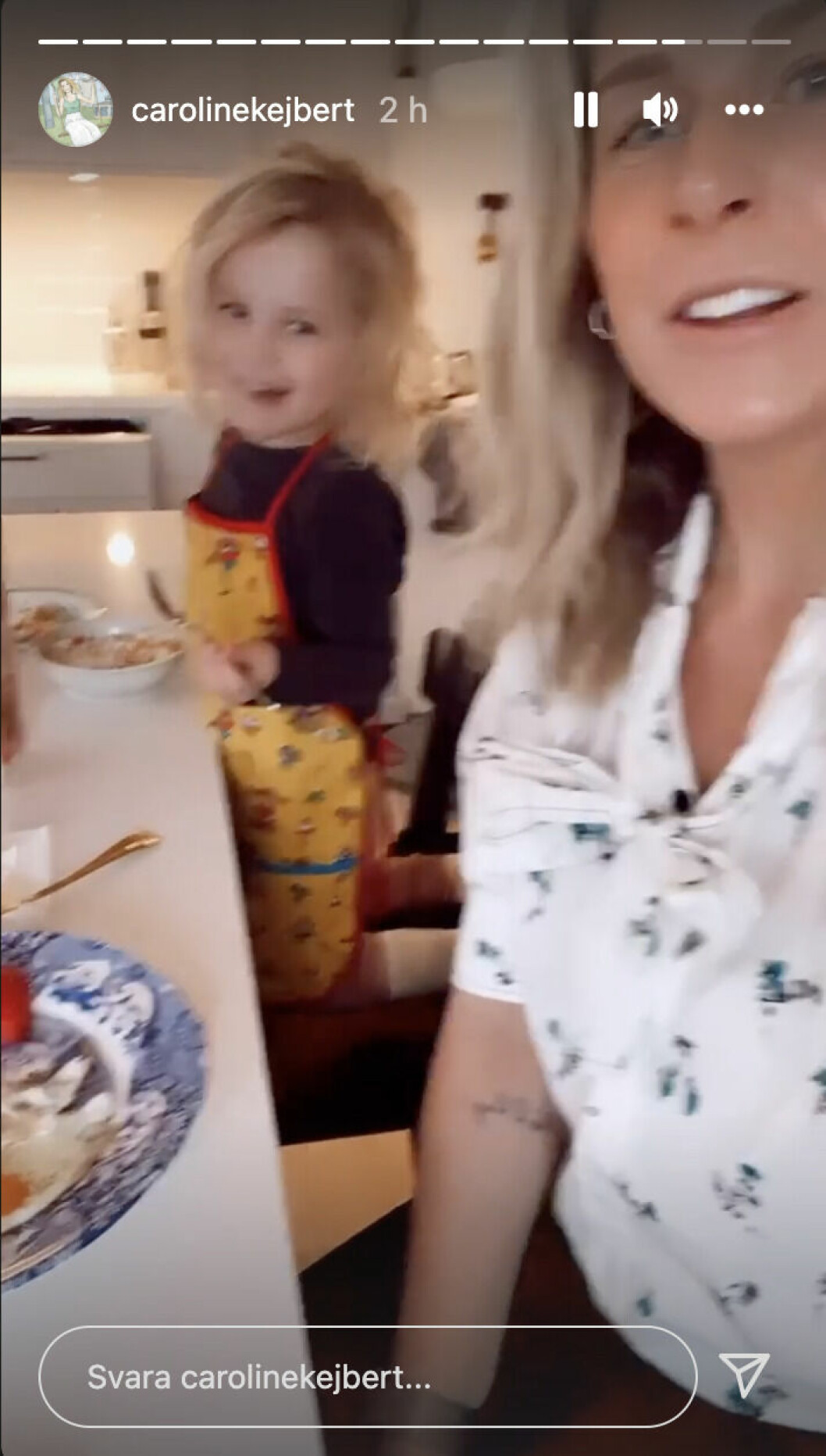 Skärmdump på Caroline Kejberts Instagram story. I bakgrunden skymtar vi en sprudlande glad dotter Wilda. Skärmdump på Caroline Kejberts Instagram story. I bakgrunden skymtar vi en sprudlande glad dotter Wilda.