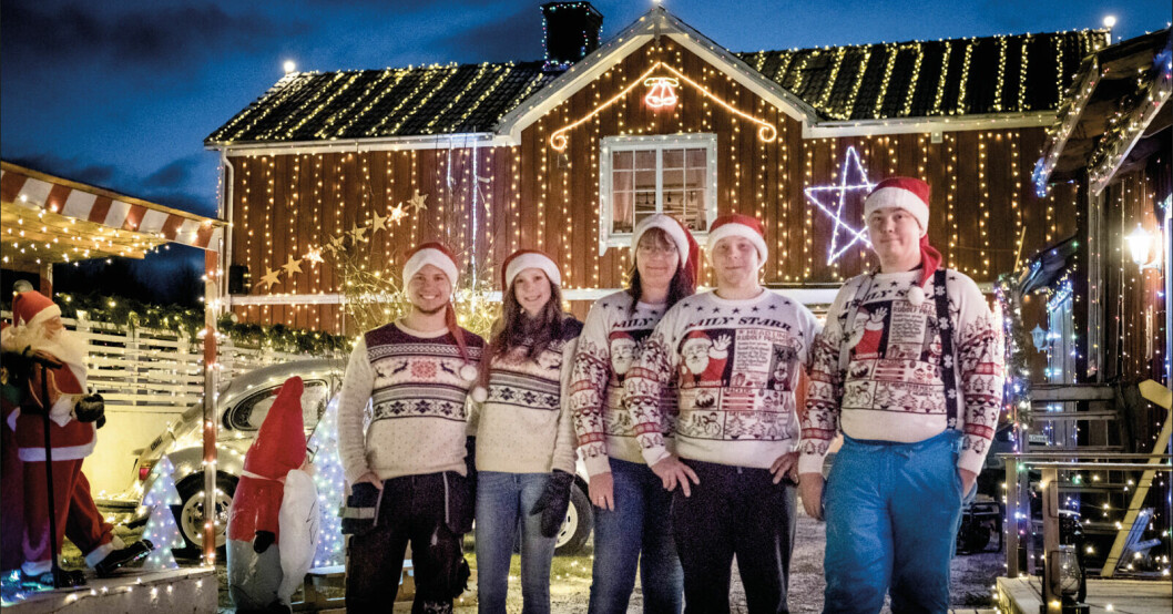 Familjen Sjöberg utanför Julhuset i Hamrånge. Familjen Sjöberg utanför Julhuset i Hamrånge