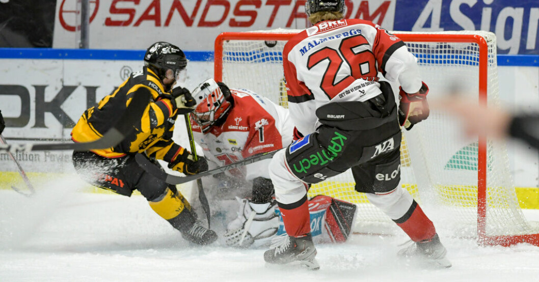 Skellefteås Andreas Wingerli stöter in 2–0-pucken bakom Örebros målvakt Jhonas Enroth. Skellefteå vann och reducerade semifinalserien till 1–2 i matcher. Skellefteås revansch – nollade Örebro