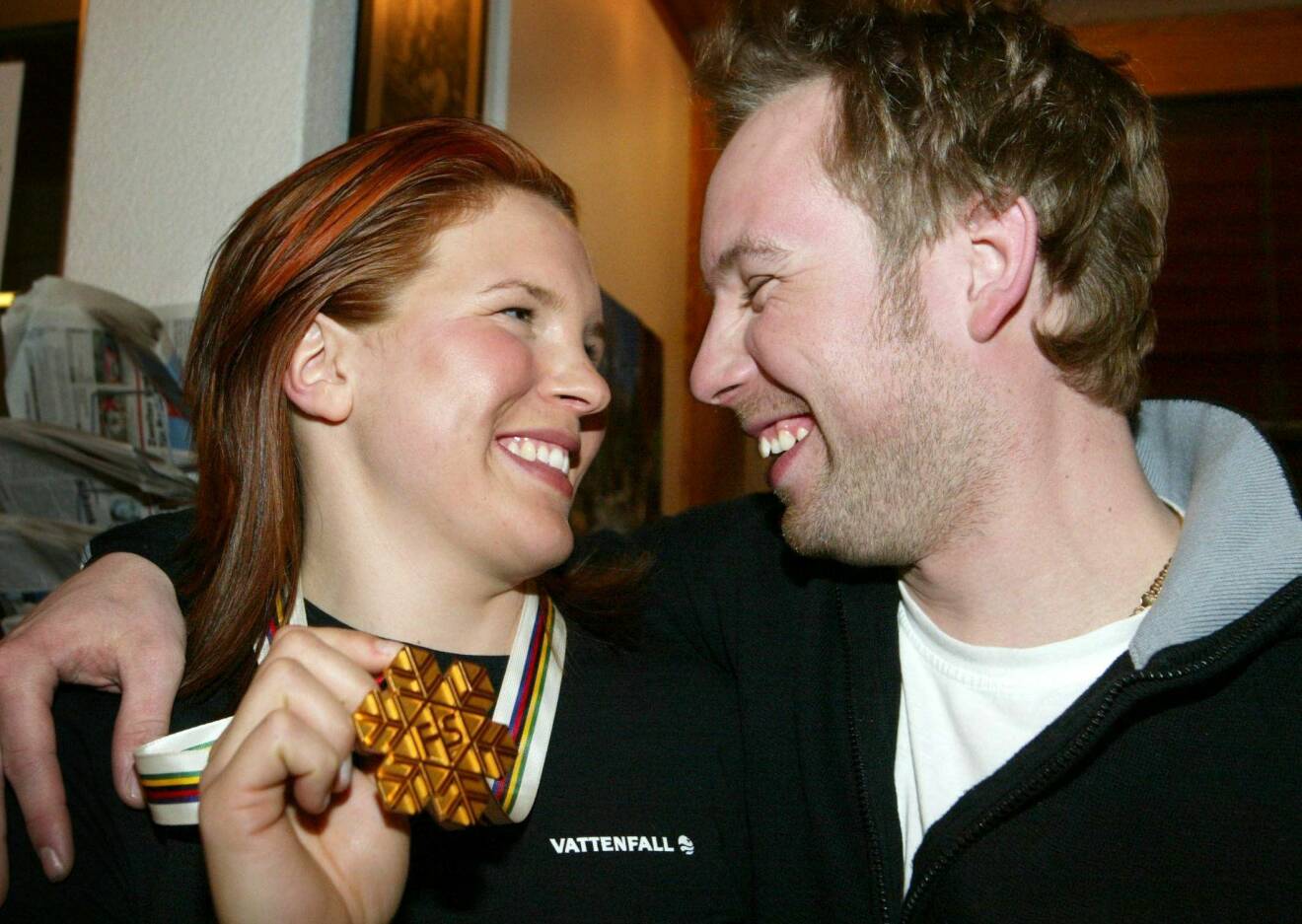 Skidåkaren Anja Pärson firar VM-guldet år 2003 tillsammans med dåvarande pojkvännen Björn Persson.