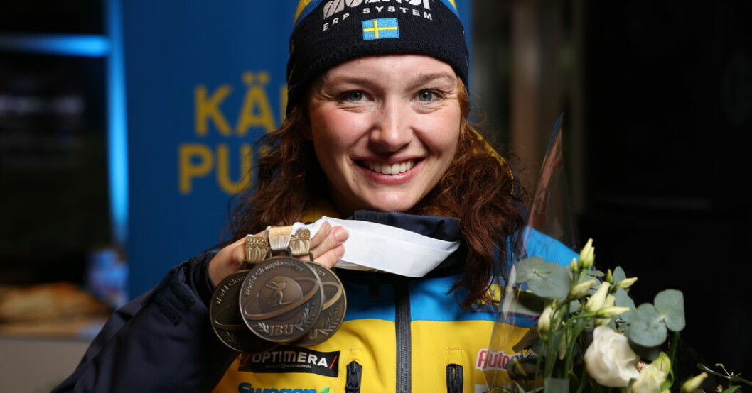Skidskytten Linn Persson med sina VM-medaljer runt halsen. Arkivbild. Efter succésäsongen – skidskyttestjärnan opererad