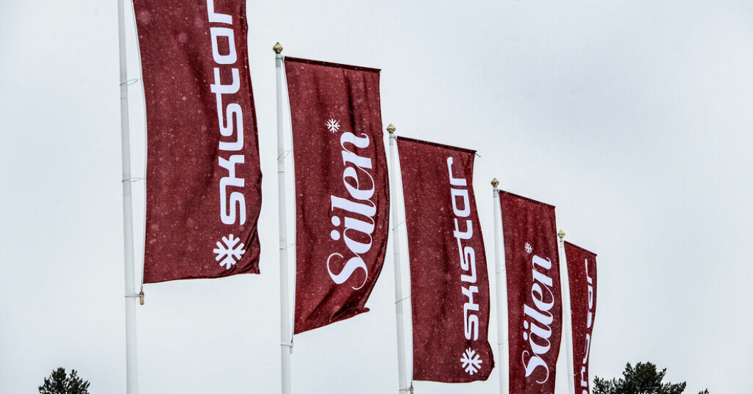 Skistar flaggar för omorganisation för att dra ned kostnaderna. Arkivbild Skistar flaggar för omorganisation