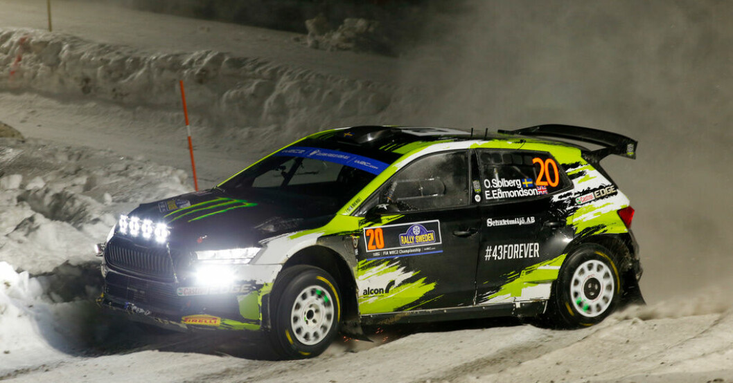 Skoda-föraren, svenske Oliver Solbeg leder WRC2-klassen i Svenska rallyt. Solberg med succéstart i Svenska rallyt