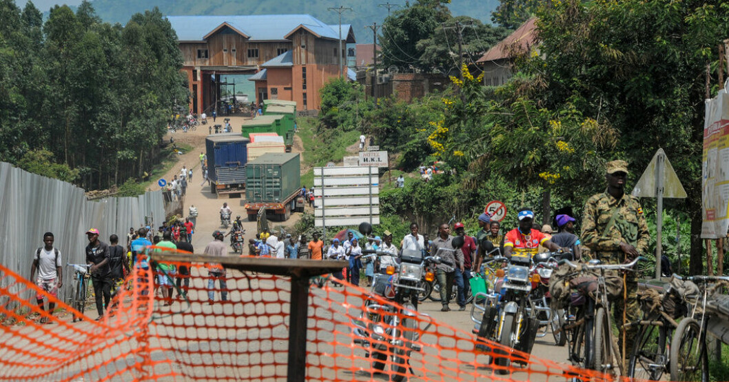 Skolan som attackerades ligger i Mpondwe i västra Uganda, nära gränsen till Kongo-Kinshasa. Bilden är tagen häromdagen nära gränsövergången. Tände eld på sovsal i skola – över 40 döda