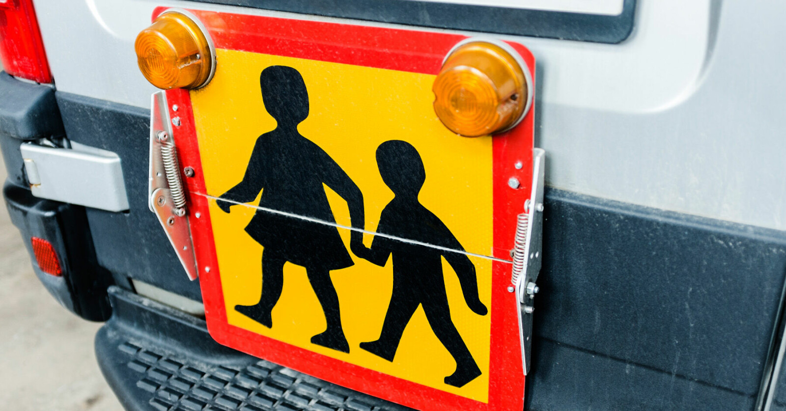 Skolbuss har vält efter krock – flera ambulanser på plats