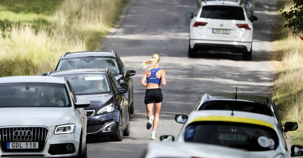 Orken tröt under maraton – då tog hon bilen