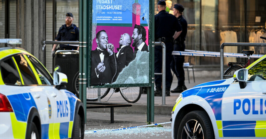 Skottlossningen inträffade vid 18-tiden utanför tunnelbanan i Farsta centrum. Fyra sköts i Farsta centrum – två anhållna