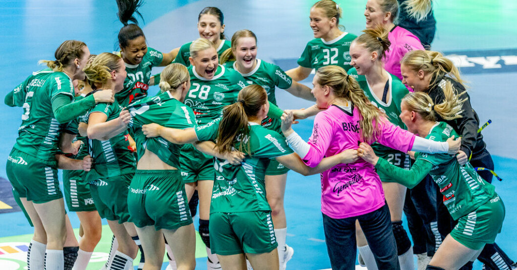 Skuru jublar efter segern i Partille. Skuru håller liv i SM-semin efter supervändning