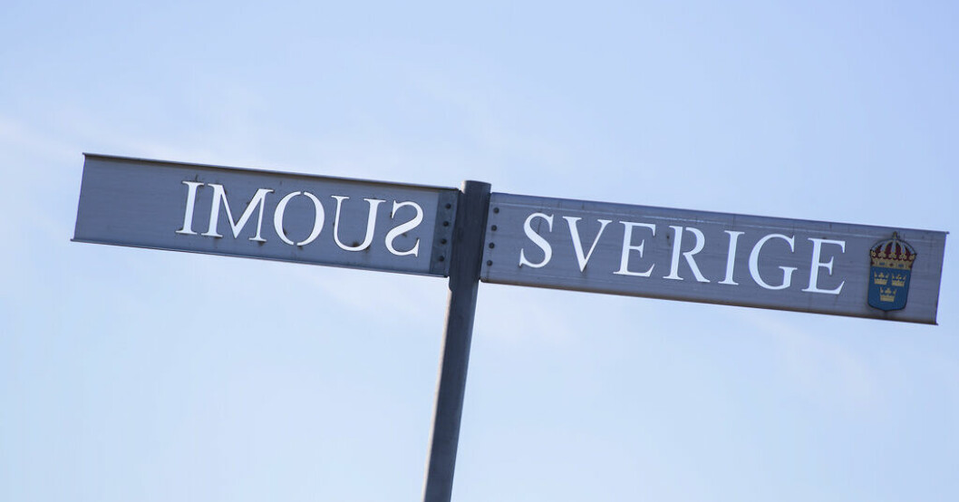 Skylt vid gränsövergången mellan Haparanda och Torneå. Där ska kilovis med narkotika ha smugglats över från Sverige till Finland. Arkivbild. Svensk styrde drognätverk i Finland – döms