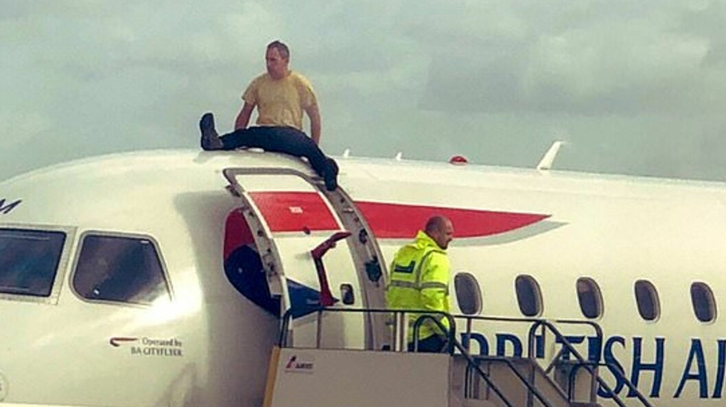 James Brown, 56, limmade fast sin högerhand på flygplanskroppen.
