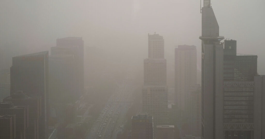 Skyskrapor i Peking sveps in av sand från Mongoliet. Sandstorm bäddar in Peking