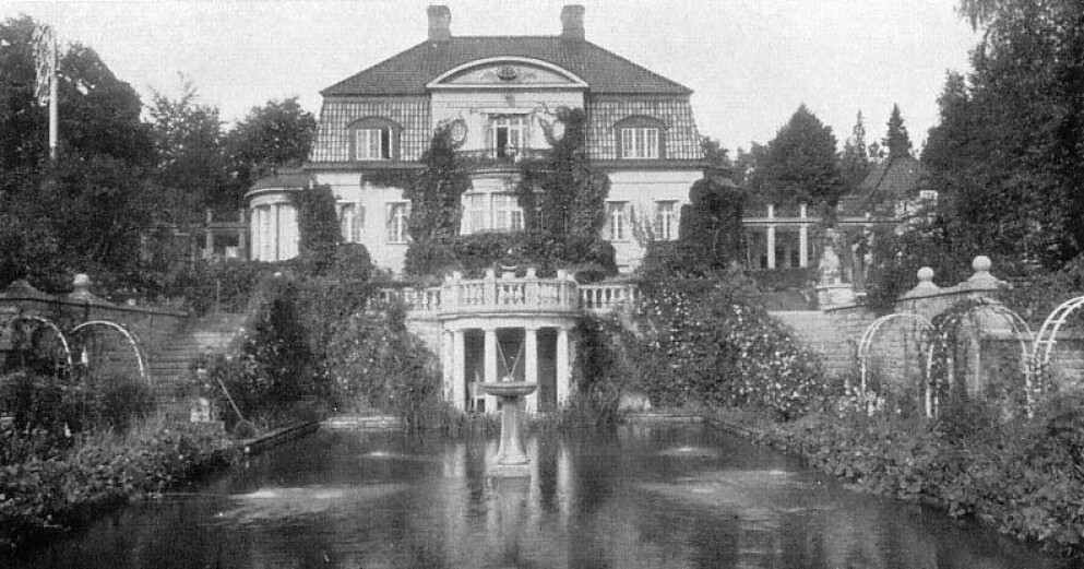 Bilden är daterad till 1930 och visar Villa Kassman från sin bästa sida, med dammen och den grönskande trädgården. Bild av Villa Kassman från 1930.