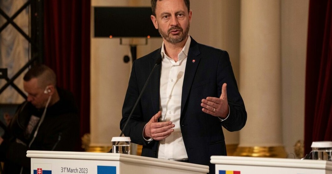 Slovakiens premiärminister Eduard Heger talar vid en presskonferens tillsammans med Moldaviens president Maia Sandu och Ukrainas dito Volodymyr Zelenskyj i mars. Arkivbild. Slovakiens premiärminister avgår