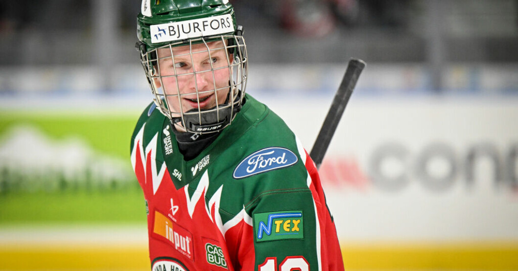 Småkronornas, och Frölundas, Otto Stenberg är klara för semifinal i U-18-VM. Arkivbild. Småkronorna fortsatt obesegrade – klara för semi