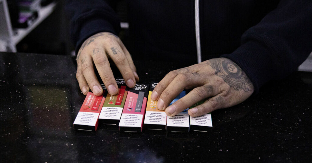 Smaksatta e-cigaretter för engångsbruk är populära framför allt bland ungdomar. Arkivbild. Nikotinfabrik avslöjad i Danmark