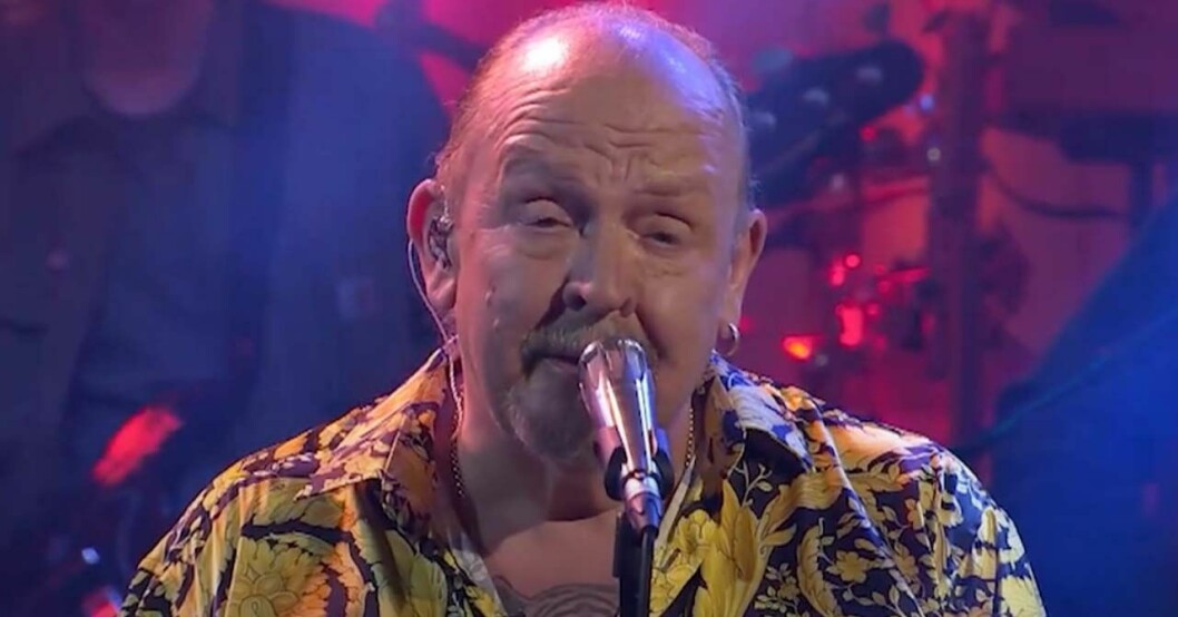 Olle Jönsson tolkar Darins En säng av rosor. Foto: TV4 Olle Jönsson