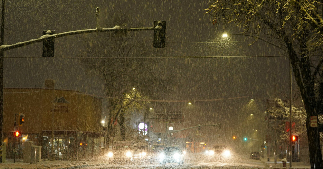 Snön faller över Redding i Kalifornien. Stora problem vid snöoväder i USA