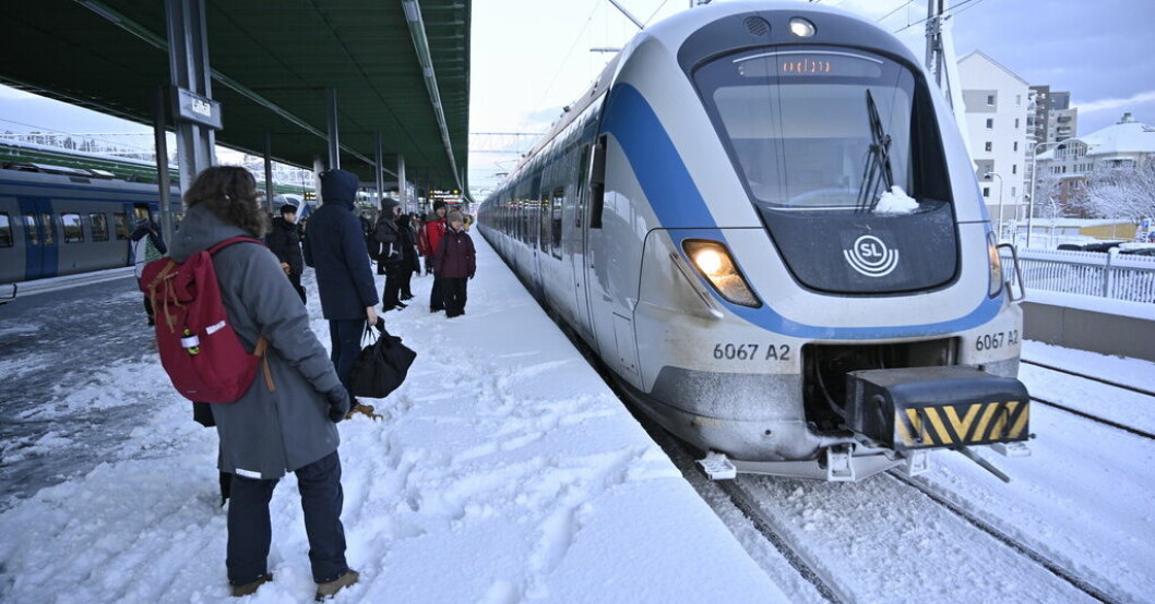 Snön och slopandet av tågvärdar pekas ut som boven i den stora mängden inställda pendeltåg i Stockholm. Arkivbild. Rekordusel månad för Stockholms pendeltåg