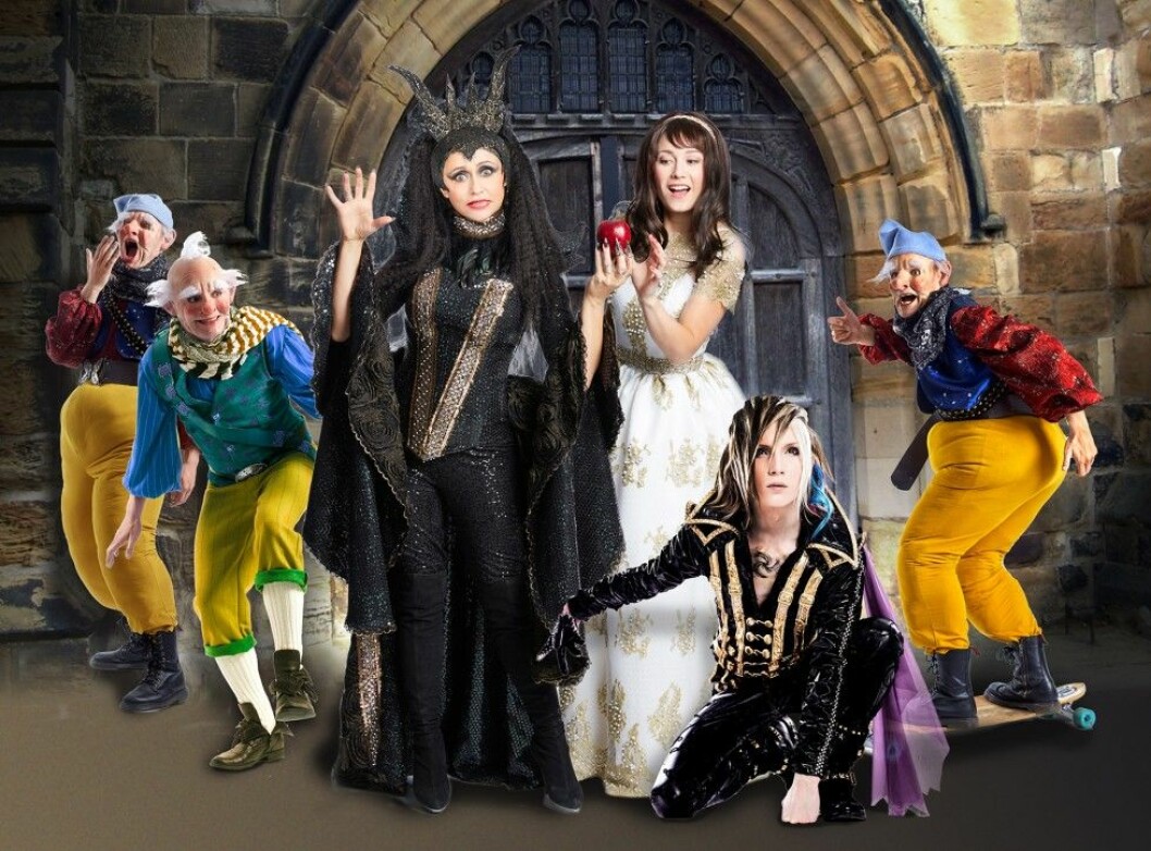 I “Snövit – The musical” som har premiär på Maximteatern i höst ser vi Nanne Grönwall, Ellen Bergström och Yohio, som gestaltar prinsen i Disneysagan. Bild: <a href="http://www.drosenorberg.se/" target="_blank" rel="noopener">Drosenordberg</a> Snövit_Press Alla