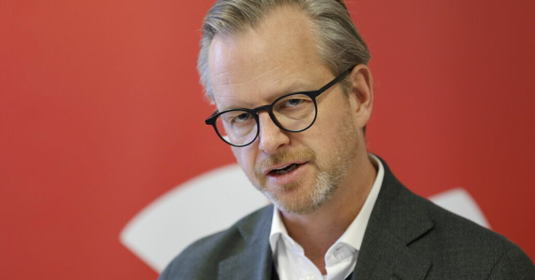 Socialdemokraternas ekonomisk-politiske talesperson Mikael Damberg håller med regeringen om att den tillfälliga skatten på övervinster hos elproducenter inte kunde ha genomförts redan den 1 december. Men det kunde ha skett före den 1 mars, anser han. Arkivbild. S: För liten och för sen elvinstskatt