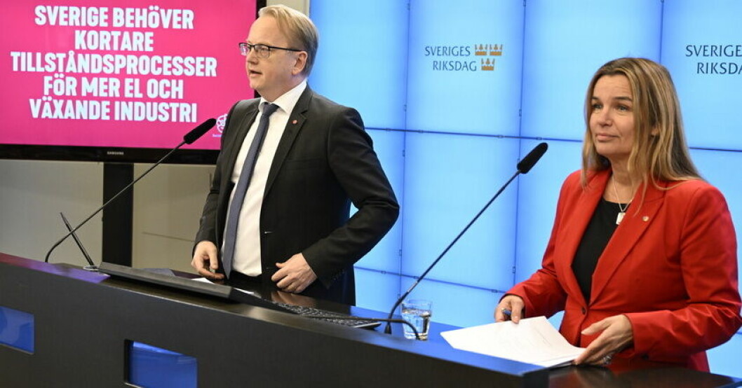 Socialdemokraternas energipolitiska talesperson Fredrik Olovsson och miljöpolitiska talesperson Anna-Caren Sätherberg. S anklagar regeringen för att såsa om tillstånd