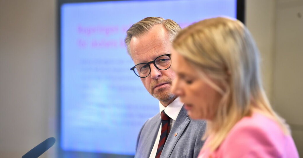 Socialdemokraternas finanspolitiska talesperson Mikael Damberg och partiets utbildningspolitiska talesperson Åsa Westlund kräver besked från regeringen om mer pengar till skolan - före midsommar. S kräver regeringen på besked om skolpengar