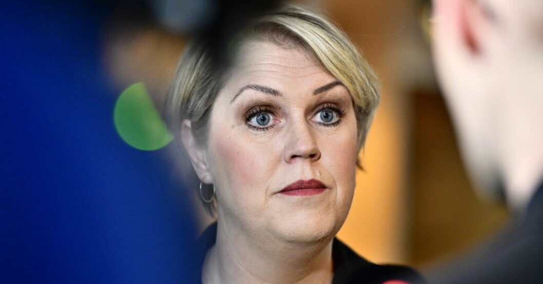 Socialdemokraternas gruppledare Lena Hallengren vill se skärpta krav för statligt stöd till trossamfund. S till regeringen: Dalta inte med extremister