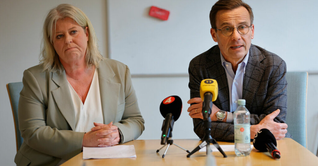 Socialtjänstminister Camilla Waltersson Grönvall och statsminister Ulf Kristersson, här vid en pressträff i Angered i Göteborg, vill utreda en nivå av "mellantvång" mot föräldrar som har svårt att ta hand som sina barn fullt ut. Trilskande föräldrar kan riskera mista bidrag