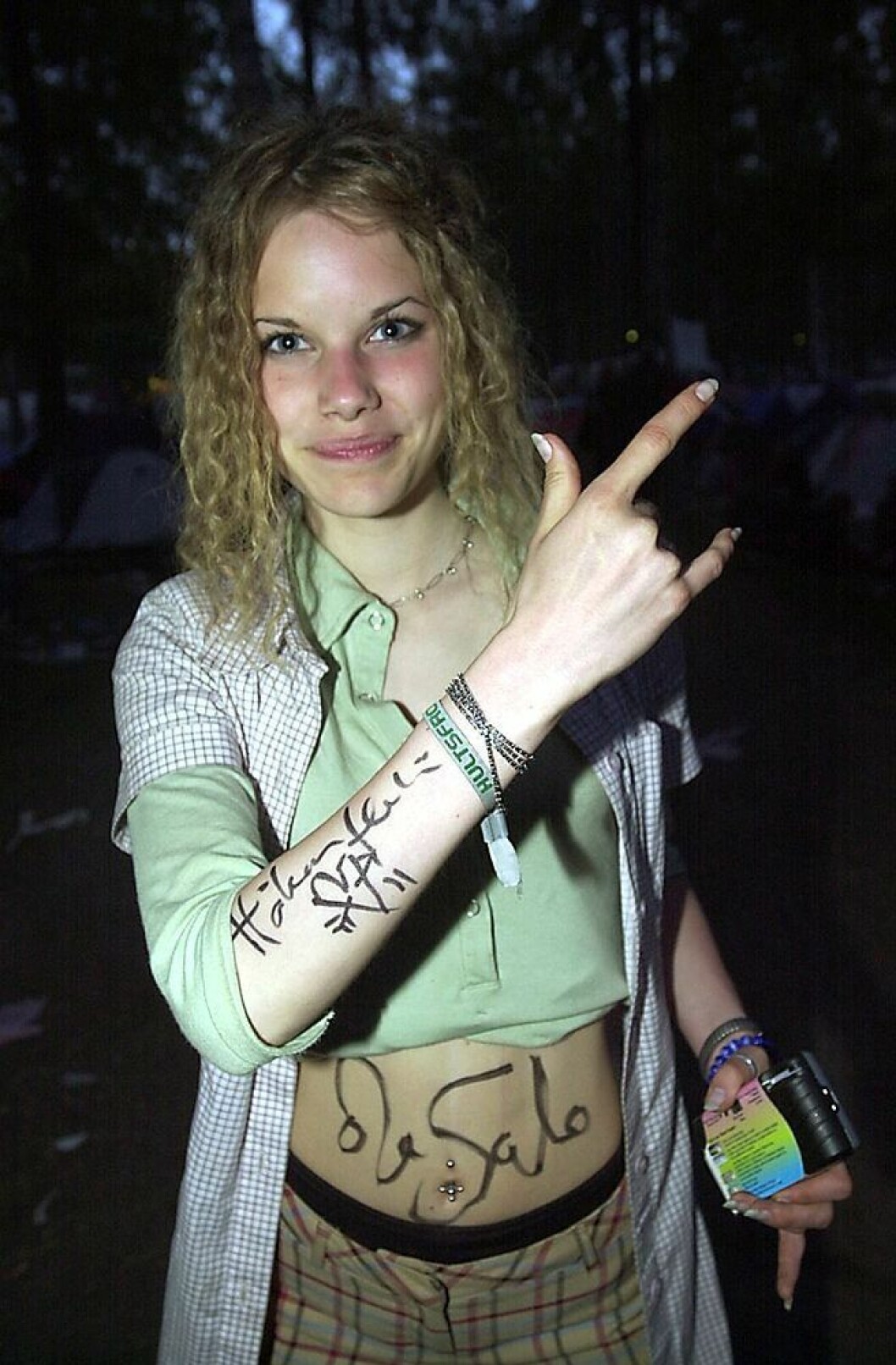 Som autografjägare på Hultsfredsfestivalen. Foto: Marcus Nilsson Sofia Hellqvist, 2001
