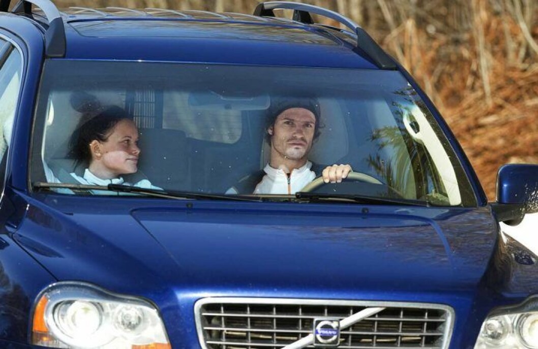 Vårvinter 2010. Första bilden på Carl Philip, prins Sverige, med nya flickvännen Sofia Hellqvist vid prinsens vinterstuga i Sunne, Värmland. Sofia och Carl Philip