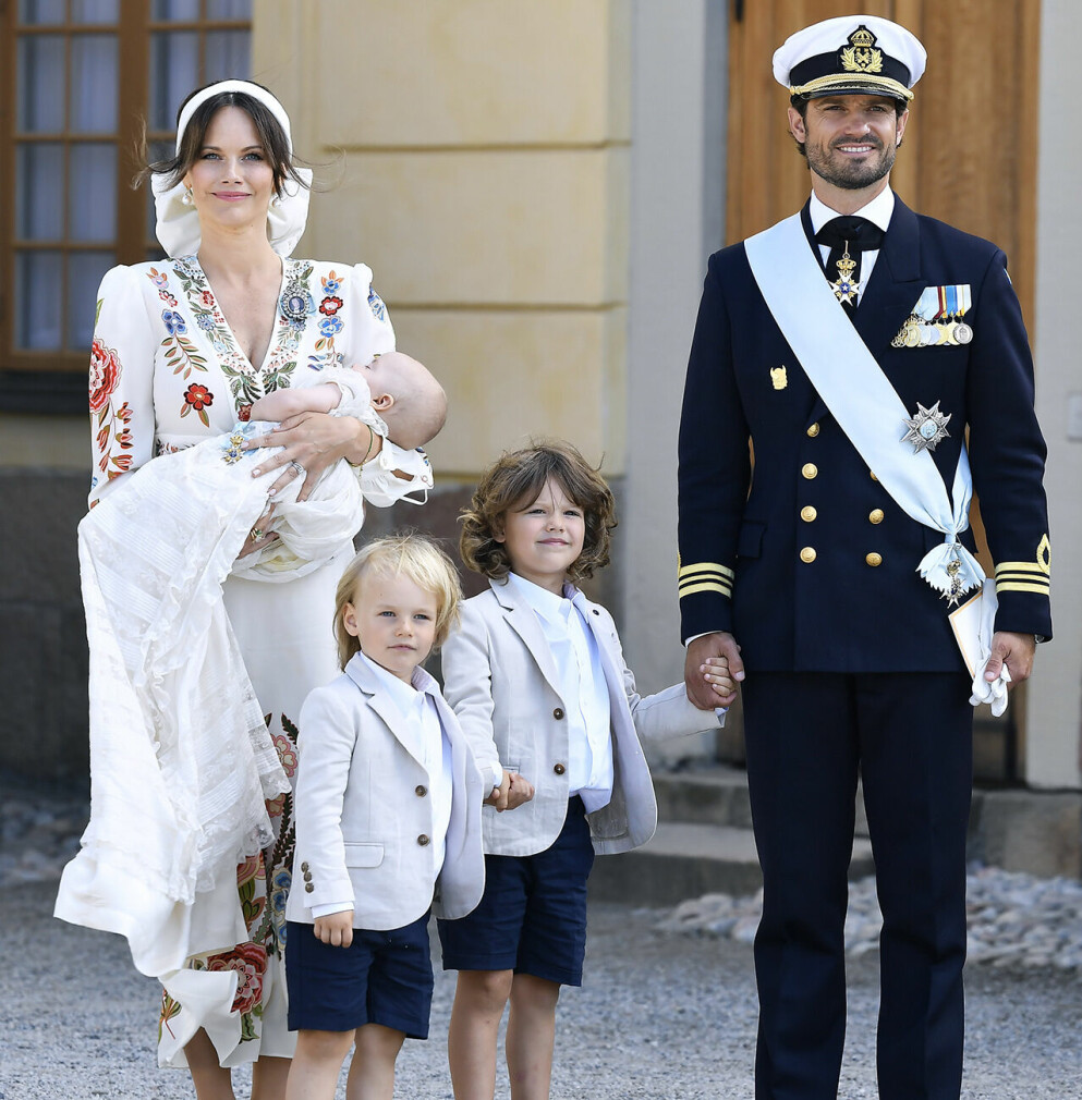 Prinsessan Sofia som håller prins Julian, prins Gabriel, prins Alexander och prins Carl Philip vid prins Julians dop i Drottningholms slottskyrka