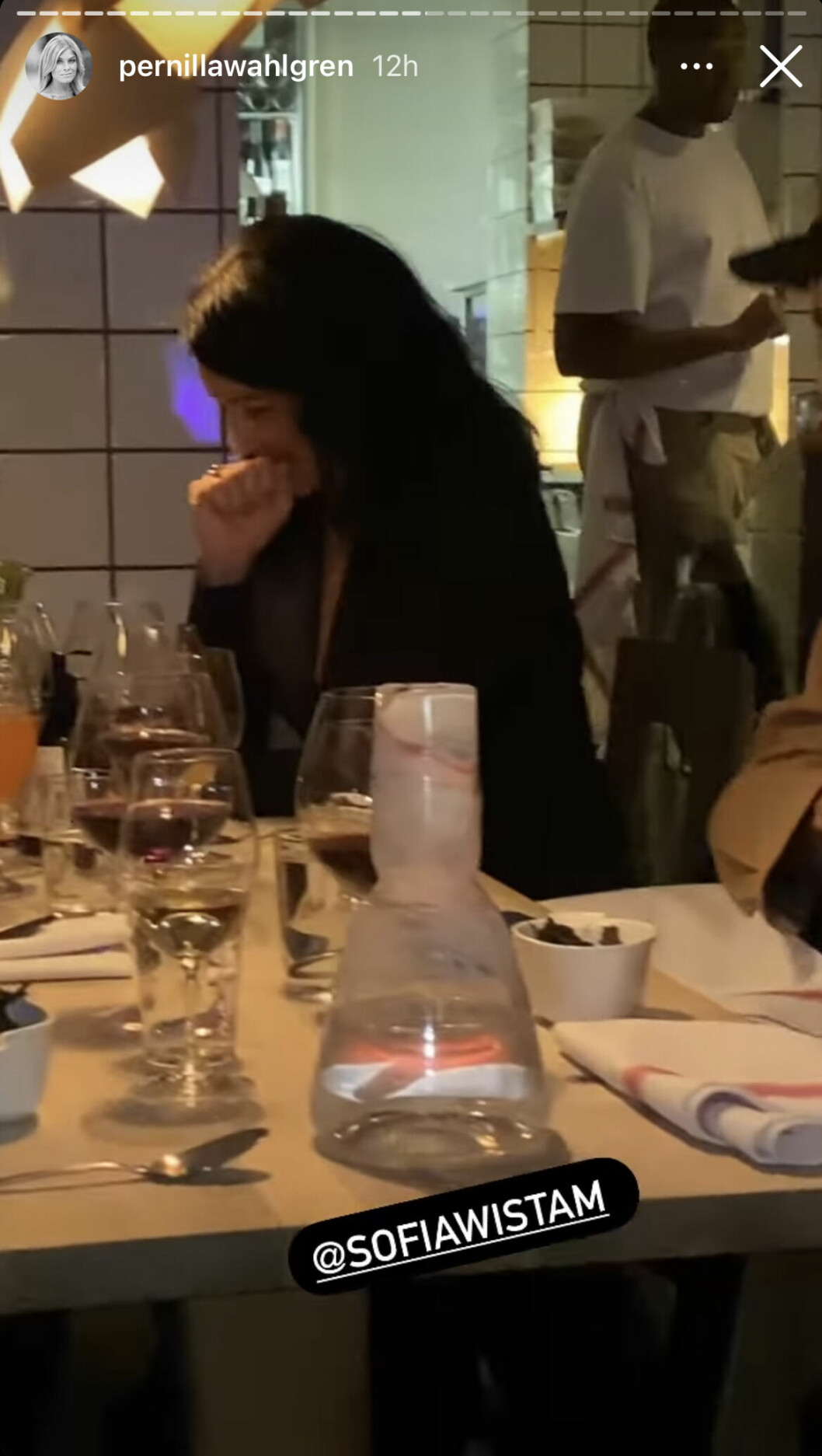 Sofia Wistam fångas också på video på Pernillas Instagram story, när hon dricker något ur ett litet shotglas. Sofia Wistam fångas också på video på Pernillas Instagram story,