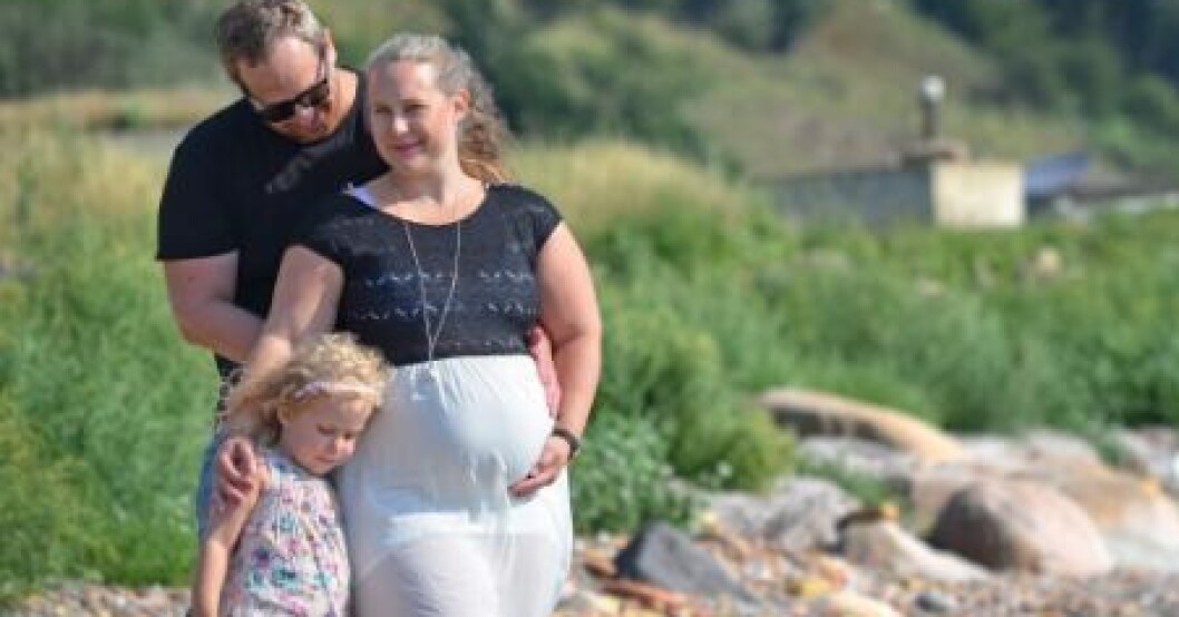 Sofia Thorbjörnsson, Jimmy Persson och dottern Ellen. På bilden är hon gravid med dottern Julia, tre månader. Jimmy, Sofia och Ellen