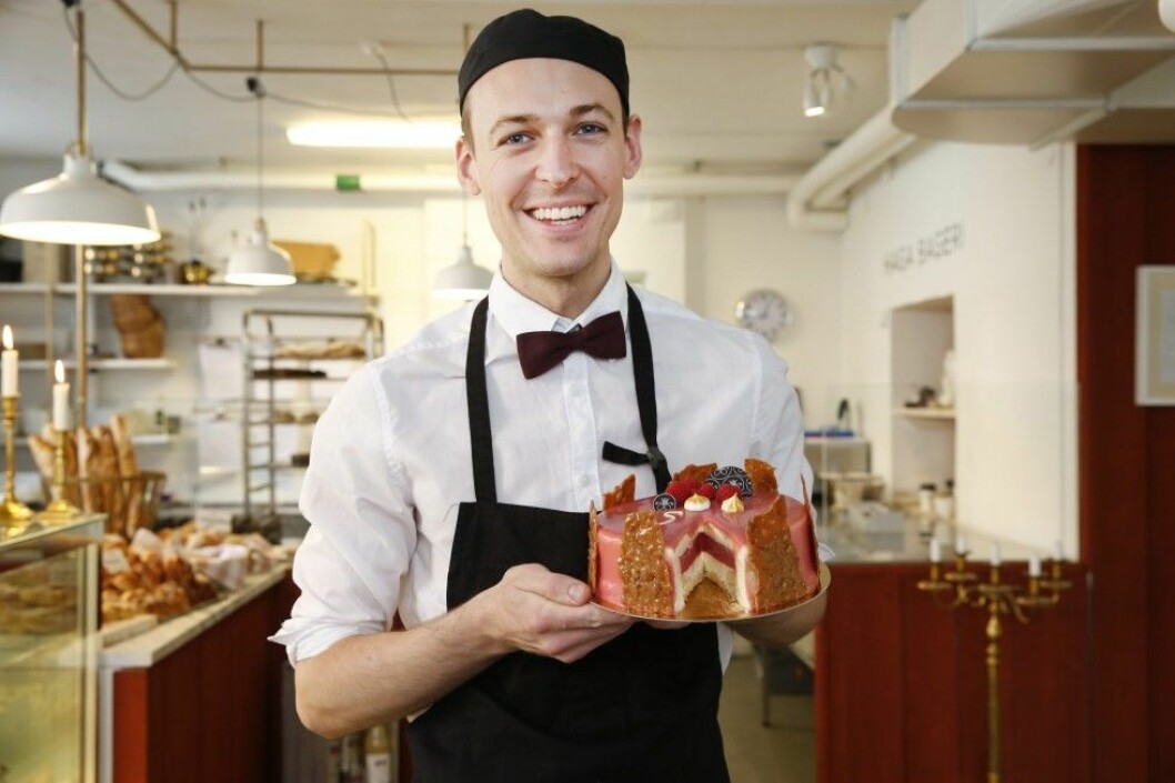 Oscar Målevik står bakom konstverket. Foto: Malin Bondeson sofiahaga3565.jpg