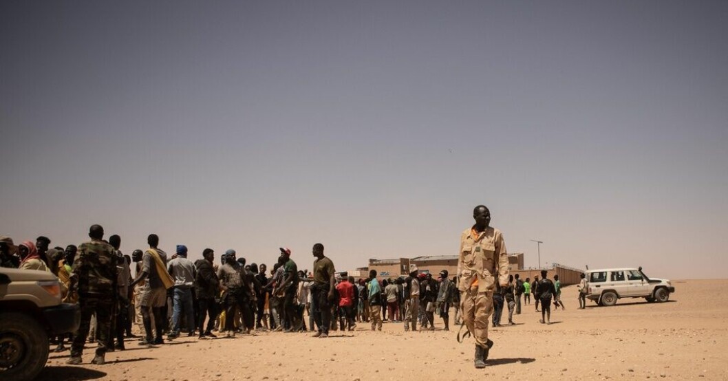 Soldater har ett vakande öga kring samlade migranter i det nigeriska gränssamhället Assamaka. Bilden är tagen i slutet av mars. I den 48-gradiga öknen dör drömmen om Europa
