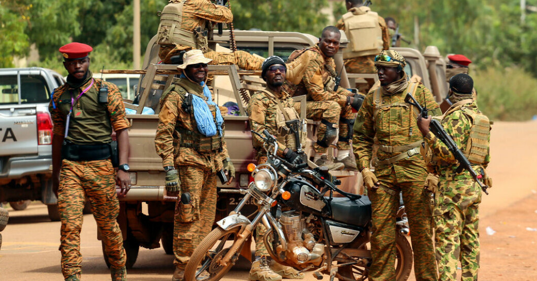 Soldater som som är trogna regimen i Burkina Faso. Arkivbild. Extremister attackerade bybor i Burkina Faso