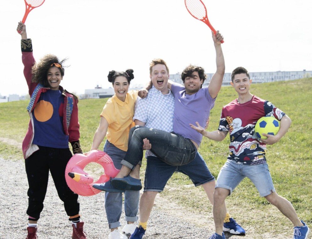 Programledarna för <span class=" italic" data-lab-italic_desktop="italic">Sommarlov</span> på SVT. Programledarna för sommarlov på SVT