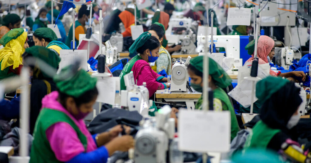 Sömmerskor arbetar i en fabrik i Bagladesh. Arkivbild. Larm: Svenska jättarna blundar för trakasserier