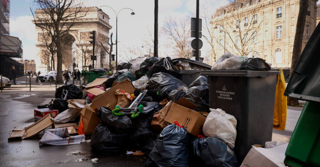 Sopberg växer i protesternas Paris. Soparbetare har förlängt sin strejk till 20 mars. Sopbergen växer i protesternas Paris