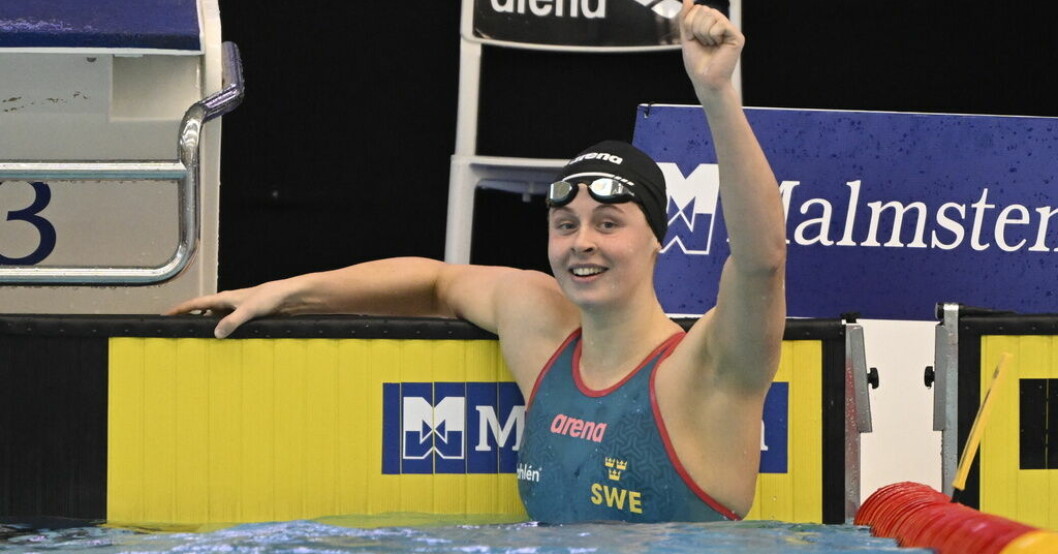 Sophie Hansson sträcker näven i luften efter seger och bokad VM-biljett. Hansson grejade VM-biljett efter superspurt