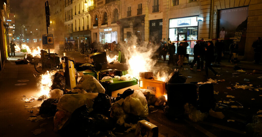Sopor brinner i centrala Paris efter att demonstranter tänt eld på dem. Protesterna växer efter Macrons pensionsmanöver