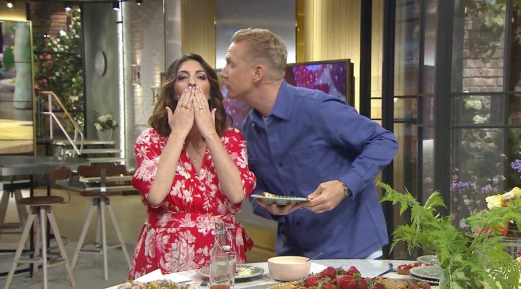 Soraya Lavasani med vännen och kollegan Jesper Börjesson. Soraya Lavasani får en puss på kinden av kollegan Jesper Börjesson inför semestern.