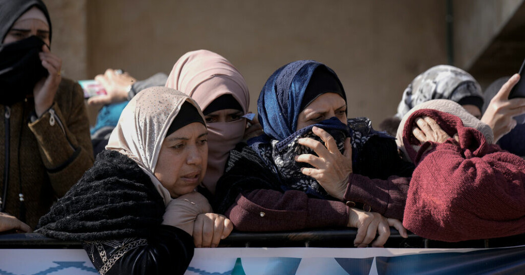 Sörjande palestinska kvinnor på söndagens begravning av den 27- årige palestinske man som dagen innan sköts ihjäl av en israelisk bosättare. Palestinsk pojke dödad på Västbanken